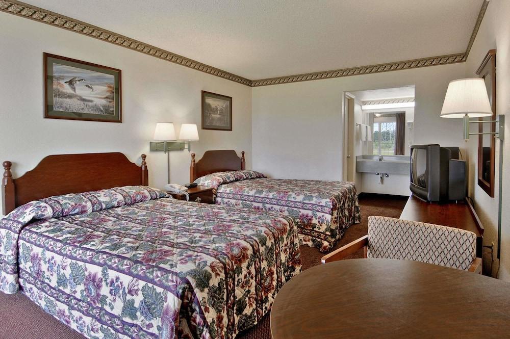 Rodeway Inn Concord Exterior photo